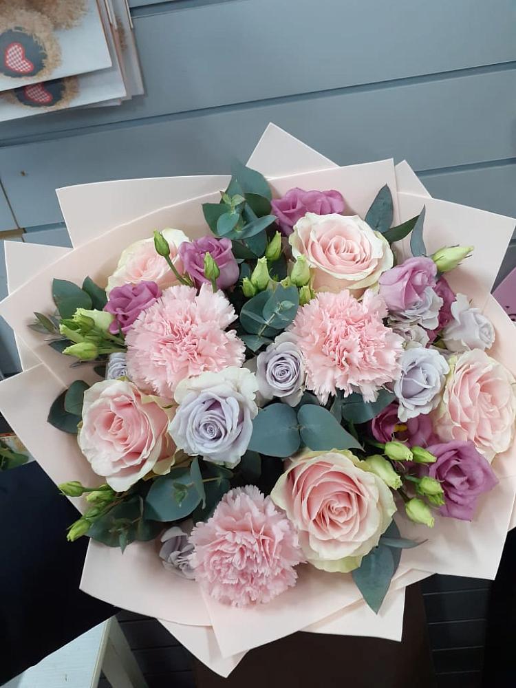 Букет цветов из: Розы, Гвоздики и Лизиантусы в Поливаново